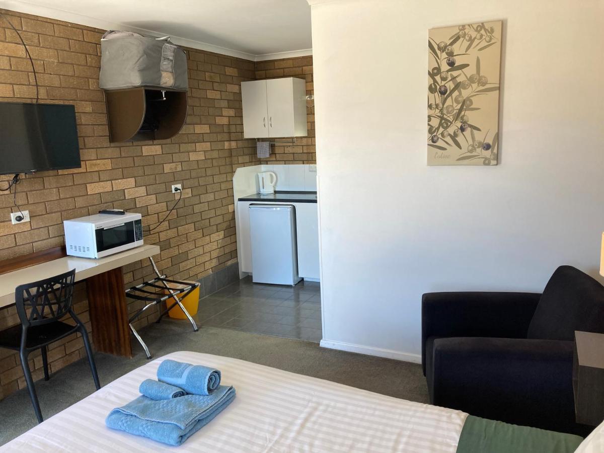 Camellia Motel Narrandera Extérieur photo