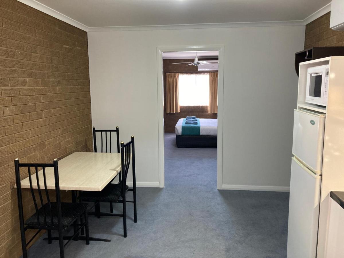 Camellia Motel Narrandera Extérieur photo