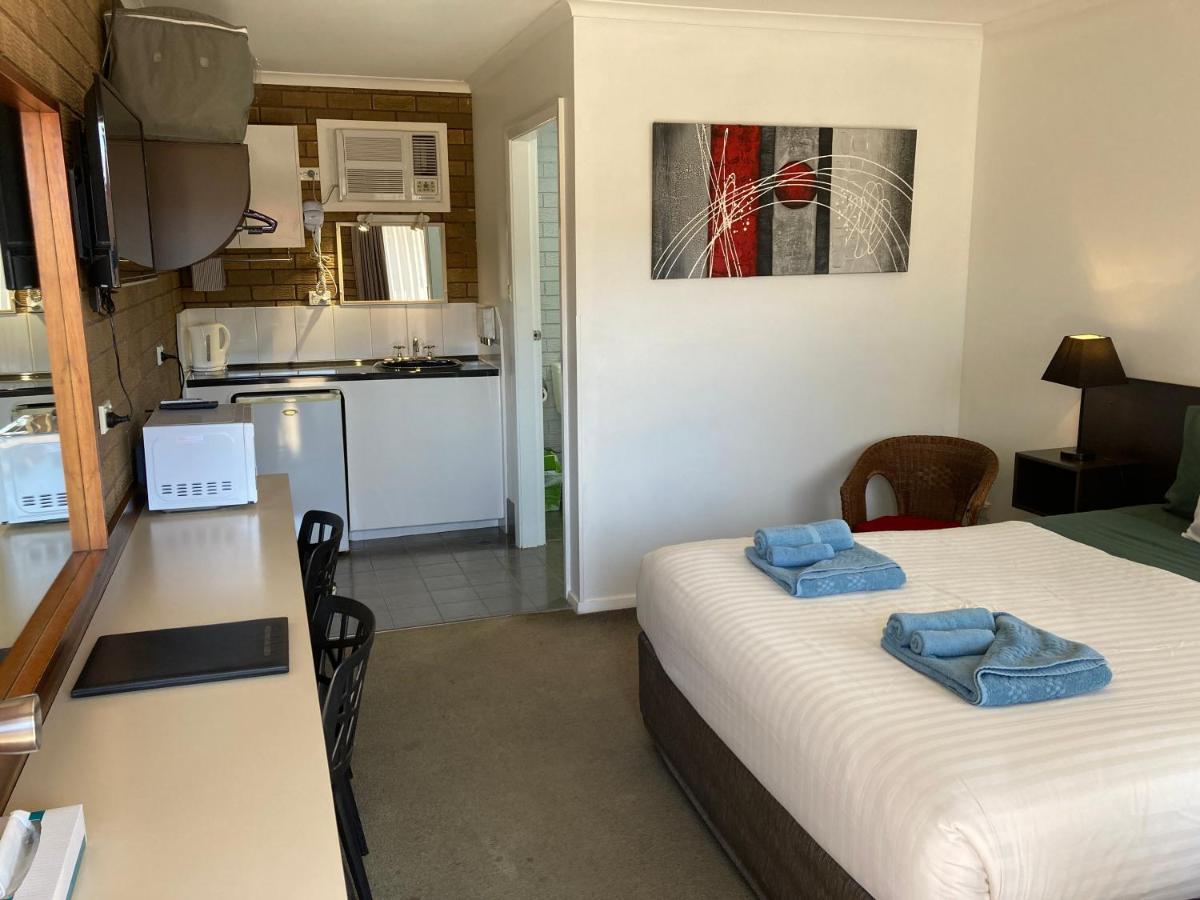 Camellia Motel Narrandera Extérieur photo
