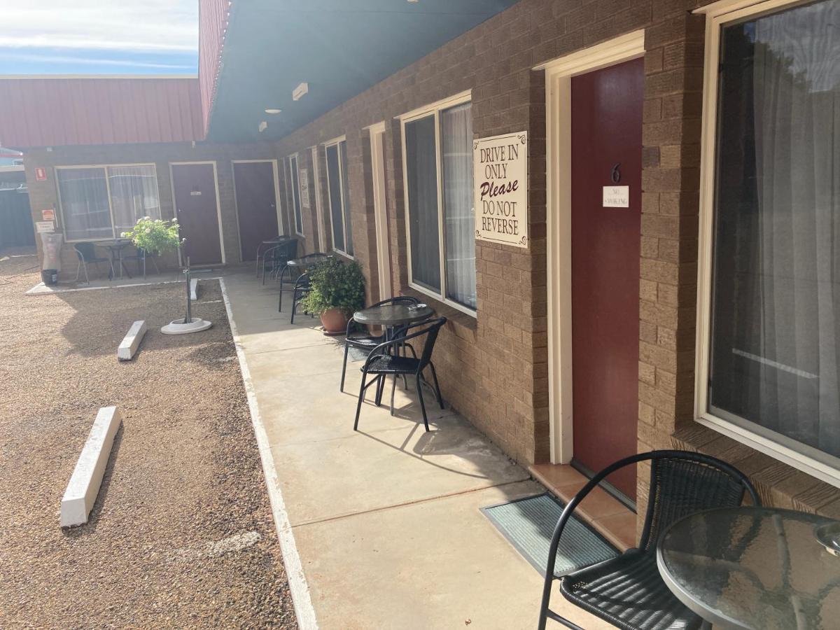 Camellia Motel Narrandera Extérieur photo