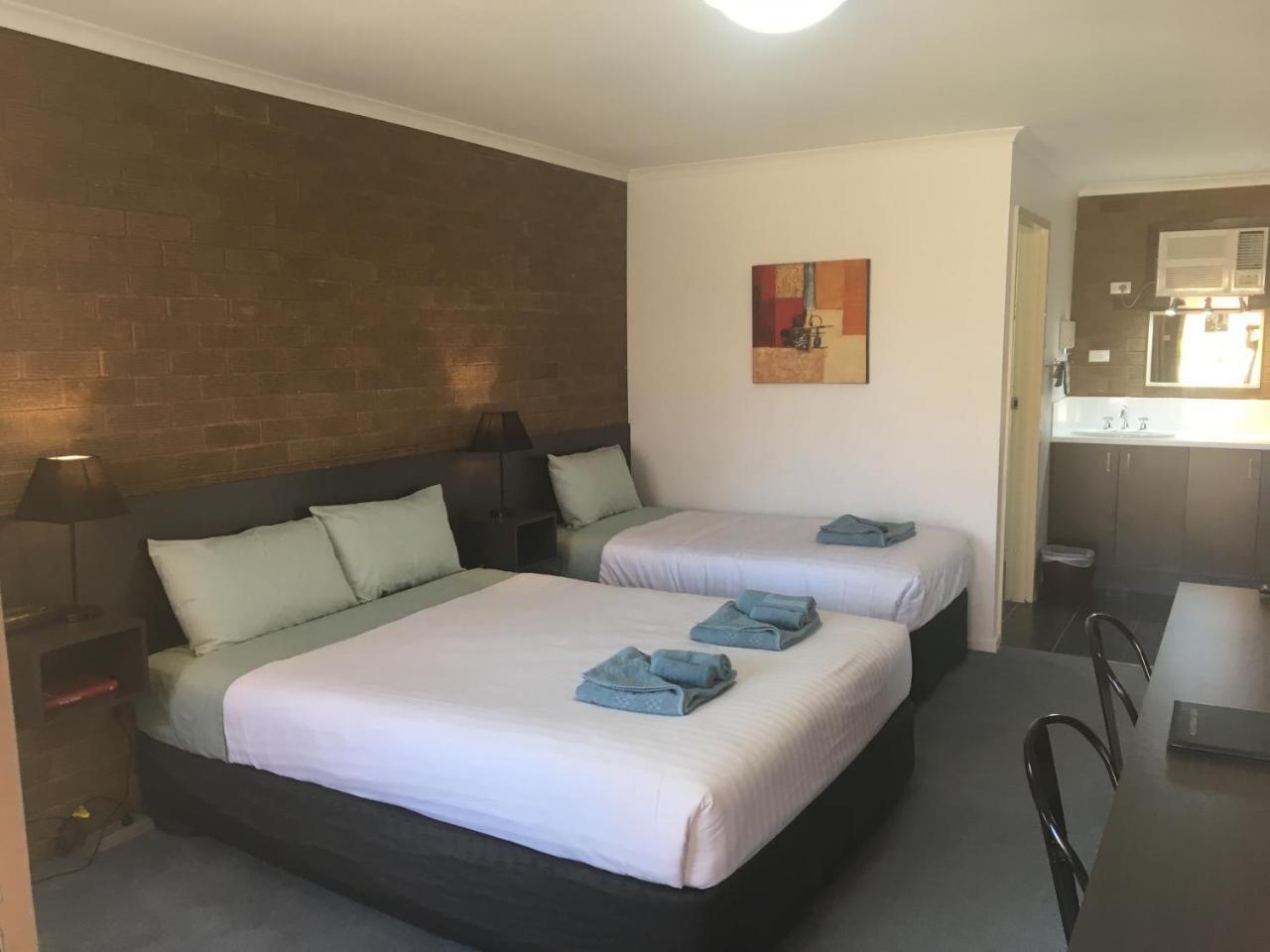 Camellia Motel Narrandera Extérieur photo